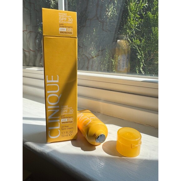 Clinique SolarSmart Face Cream Broad Spectrum SPF50 Sunscreen 1.7 oz - Picture 1 of 2